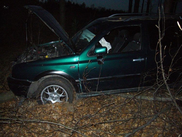 Wypadki Żory: Kierowca volkswagena uderzył w drzewo jadąc drogą techniczną na autostradzie A1 FOTO