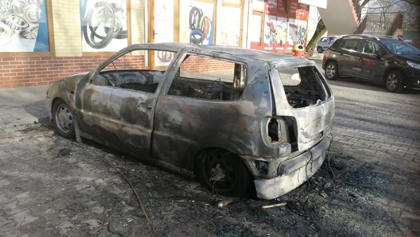 Pożar samochodu na ulicy Wienieckiej we Włocławku [zdjęcia]