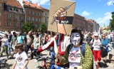 Protest antyszczepionkowców w Warszawie. Tysiące ludzi na ulicach. "Nie ma pandemii, to spisek"