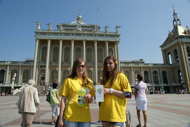 Wolontariusze rozdawali żonkile w ramach akcji "Pola nadziei"