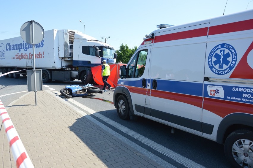 Wypadek motocyklisty na wiadukcie łódzkim w Piotrkowie....