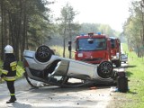 Wypadek na DK 63: Opel wypadł z jezdni podczas wyprzedzania. 28-latka trafiła do szpitala [ZDJĘCIA, WIDEO]