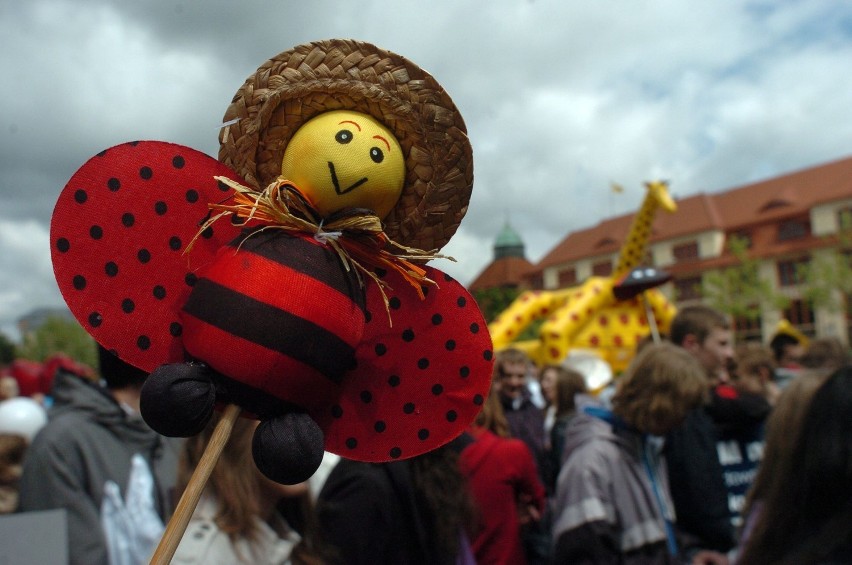 Dzień Dziecka w Słupsku: Zobacz jak dzieci bawiły sie przed słupskim ratuszem [ZDJĘCIA]