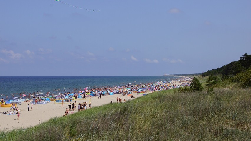 Gorący weekend na plaży w Dąbkach. Tłumy turystów w uzdrowisku [zdjęcia] 