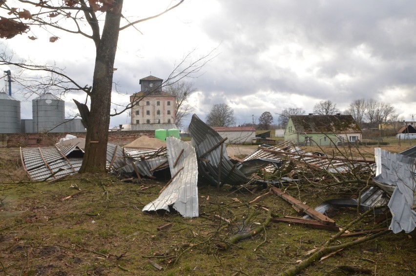 Wichura szaleje nad powiatem bytowskim. Na drogach powalone są drzewa a z budynków wiatr zrywa dachy (FOTO)