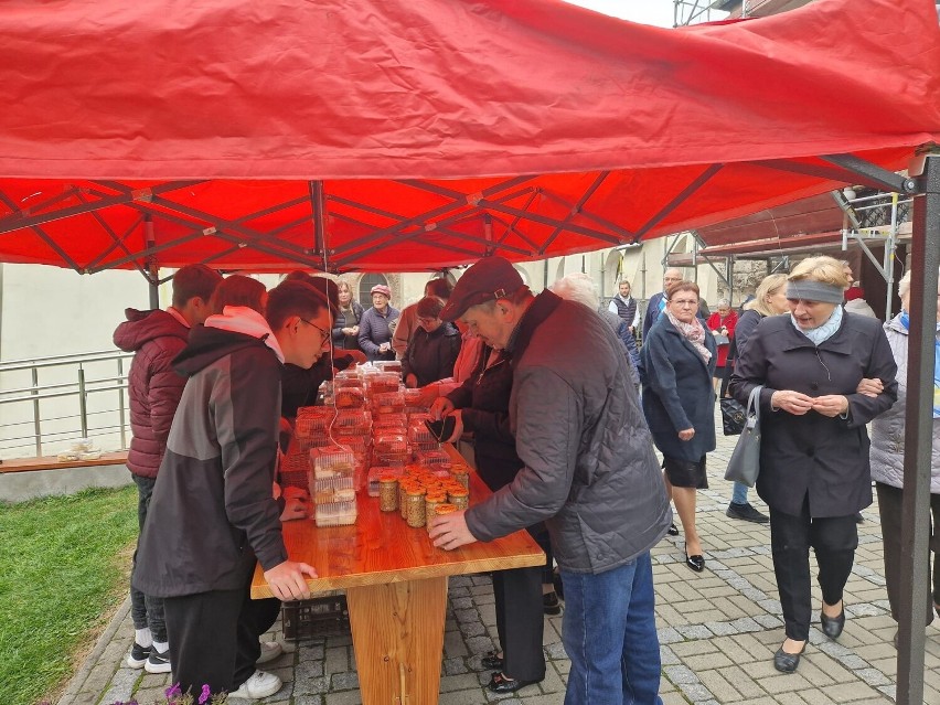 Udany kiermasz ciast w klasztorze Cystersów w Jędrzejowie. Ostatni w tym roku. Poszło 450 opakowań śmietanowca proboszcza. Zobaczcie zdjęcia