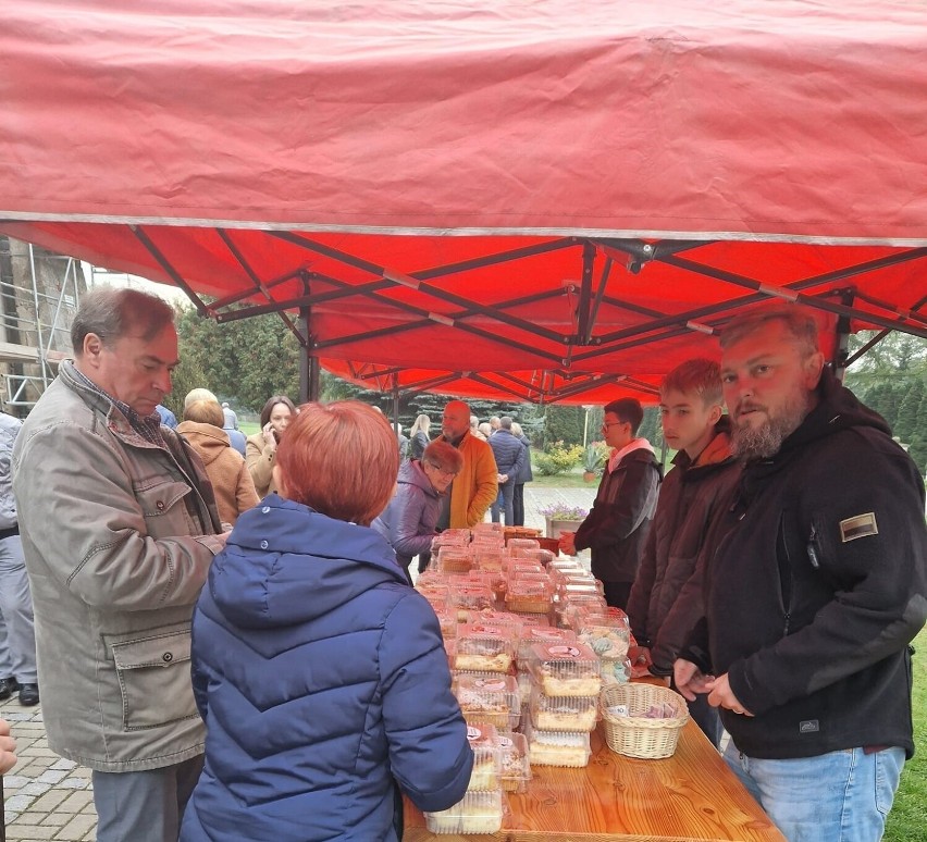 Udany kiermasz ciast w klasztorze Cystersów w Jędrzejowie. Ostatni w tym roku. Poszło 450 opakowań śmietanowca proboszcza. Zobaczcie zdjęcia