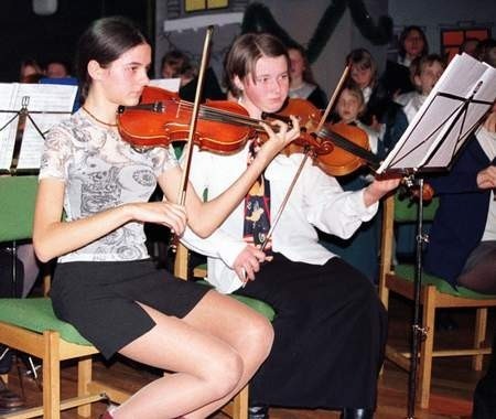 Monika Cieślik (po lewej) i Beata Lewandowska podczas świątecznego koncertu. Fot. Grzegorz Sikora