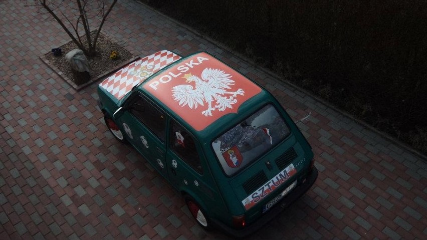 Samochód Fiat 126p udekorowany w Sztumie