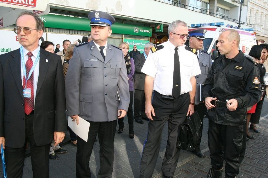 Jednocześnie policjanci zamknęli ulicę Piotrkowską między...