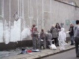 Mieszkańcy wraz z Raspazjanem malują olbrzymi mural na Cynkowej ZDJĘCIA