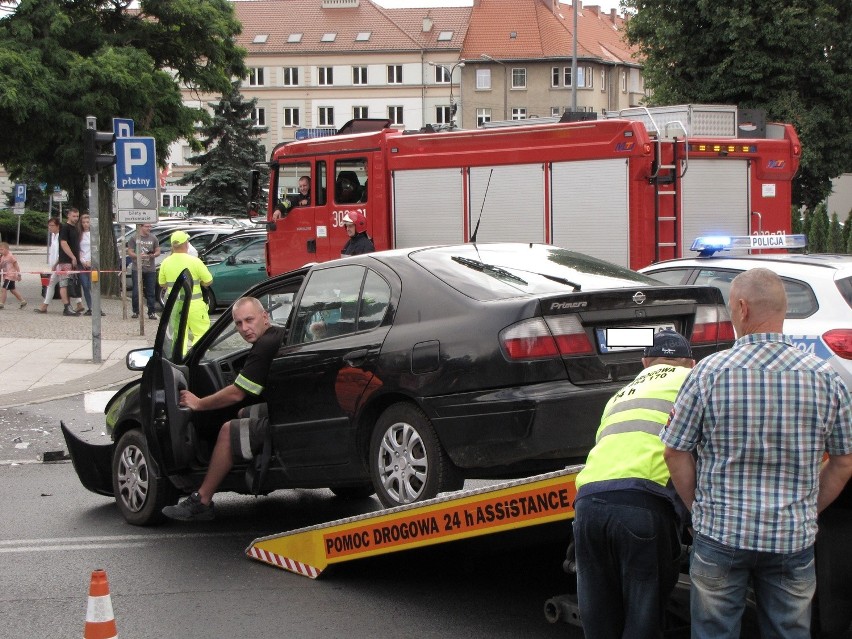 W centrum Gorzowa opel zderzył się z nissanem [ZDJĘCIA]