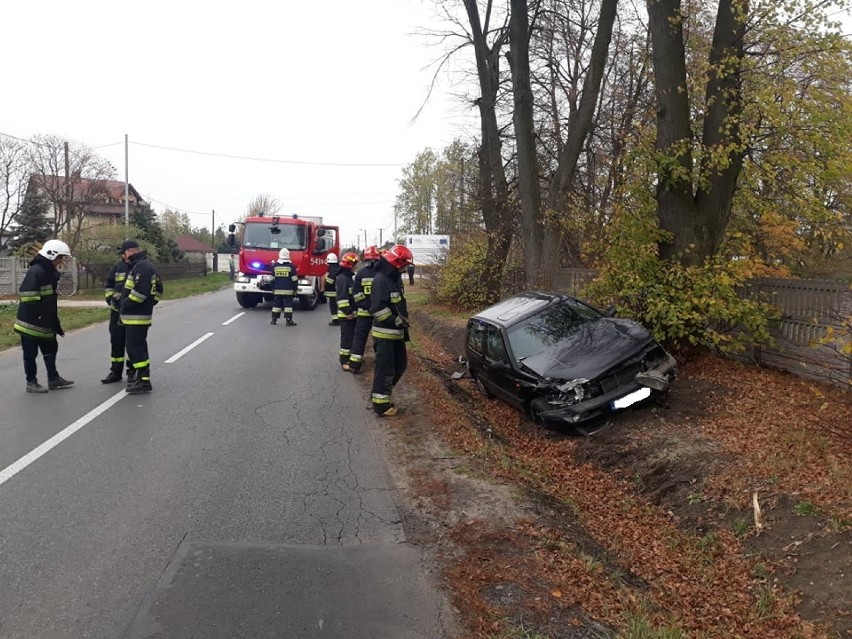 Łazisko. Zderzenie vw golfa z peugeotem. Nikt nie ucierpiał. Samochody uszkodzone na kilka tysięcy złotych (foto)