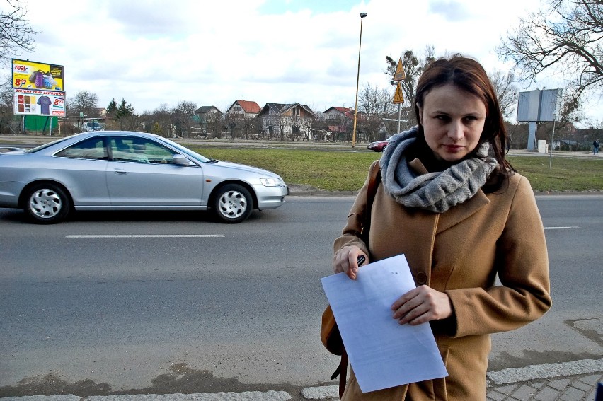 - Staram się korzystać z przejścia dla pieszych, to bardziej bezpieczne – mówi  Joanna Sobkowiak z Gumieniec.