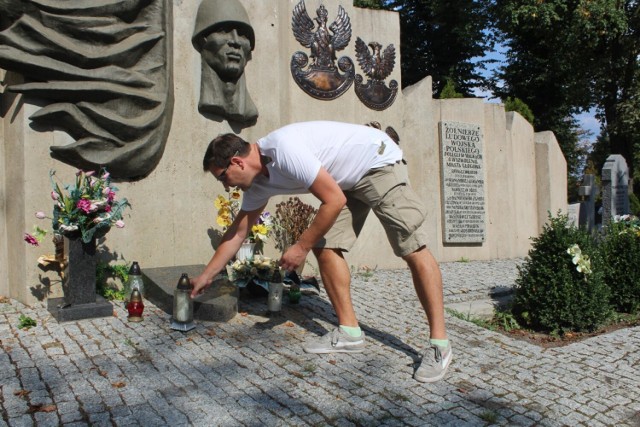 Zachęca do odwiedzin cmentarza przy ul. Legnickiej, gdzie stoi pomnik ku czci poległych żołnierzy