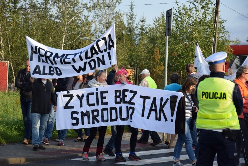 Protest w Skawinie. Dość smrodu - krzyczą mieszkańcy sprzeciwiając się dymiącym kominom i uciążliwemu fetorowi 
