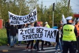 Protest w Skawinie. Dość smrodu - krzyczą mieszkańcy sprzeciwiając się dymiącym kominom i uciążliwemu fetorowi 