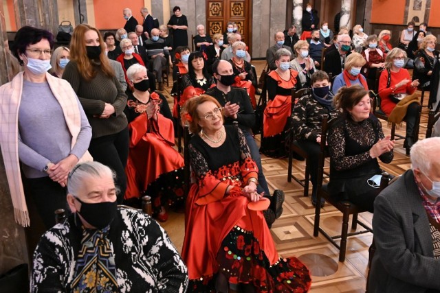 W niedzielę, 13 lutego, w Sali Lustrzanej Wojewódzkiego Domu Kultury w Kielcach po raz kolejny wystąpili artyści-amatorzy w wieku 60+ działający w grupie Senior Show. Tym razem sceneria była iście walentynkowa.
