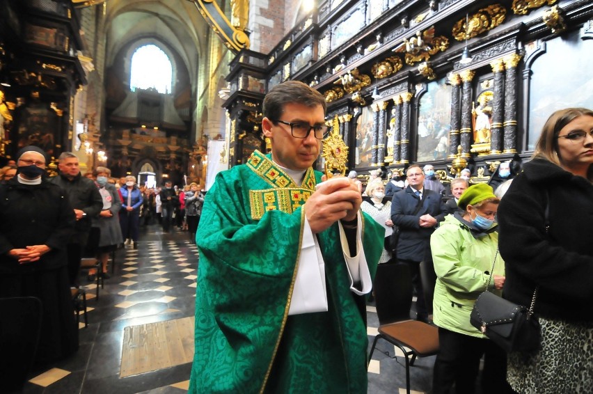 Ulicami Krakowa przeszła procesja różańcowa. Niesiono w niej relikwie [ZDJĘCIA]