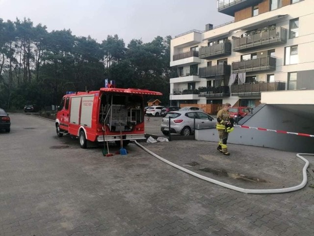 Kiedy strażacy z OSP w Fordonie działali w zalanym podziemnym garażu przy ul. Wyzwolenia, deszcz zalewał ich remizę.