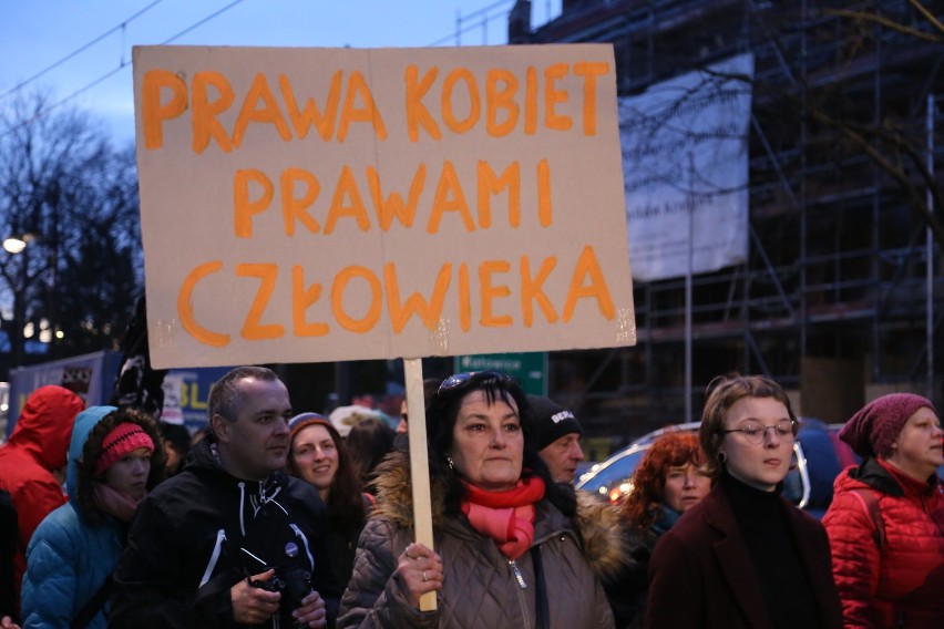 Ulicami miasta przeszła XIV Krakowska Manifa pod hasłem „O godność moją i twoją”! [ZDJĘCIA]