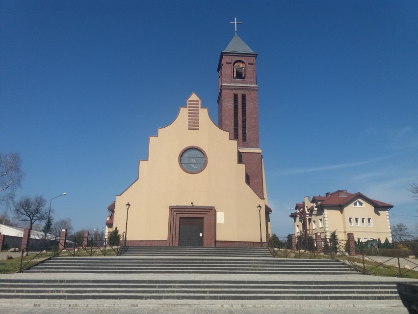 W niedzielę handlową pustki przed kościołami w Żarach