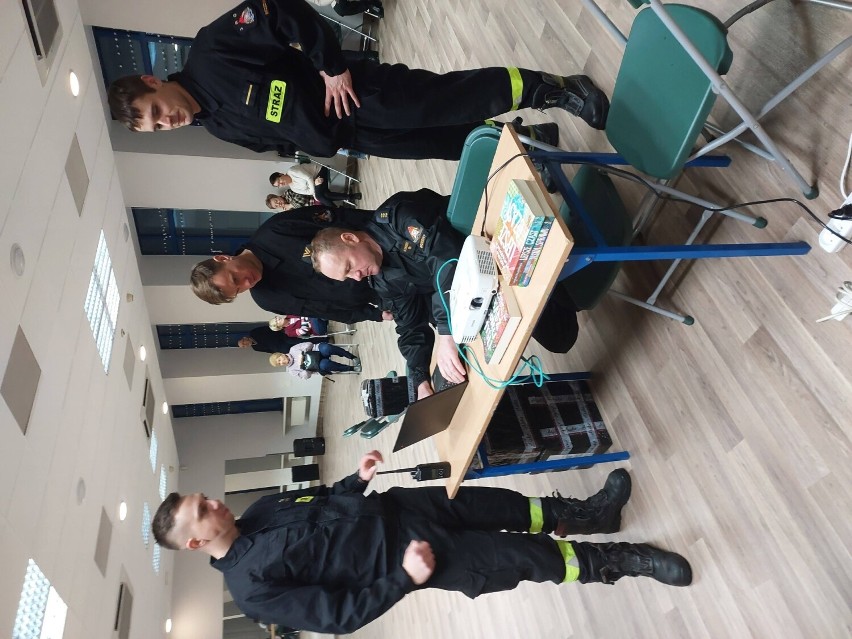 Strażacy odwiedzili członków brzezińskiego Klubu Seniora "Młodzi Duchem". Uczyli ich pierwszej pomocy