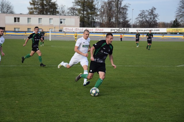 Marcin Wodecki (przy piłce) pechowo skierował futbolówkę do własnej bramki w ostatnim tegorocznym meczu ROW-u.