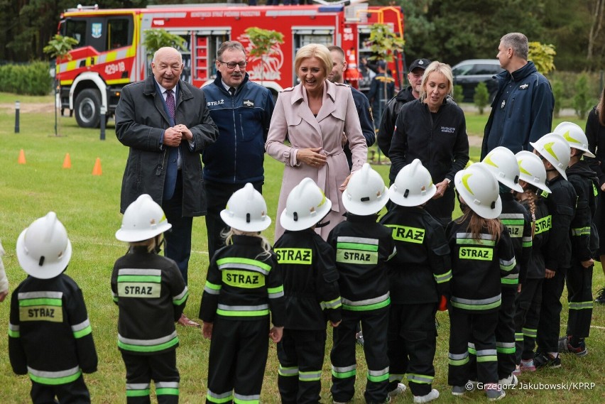 Krój płaszcza to świetny wybór dla kobiet, które chcą...