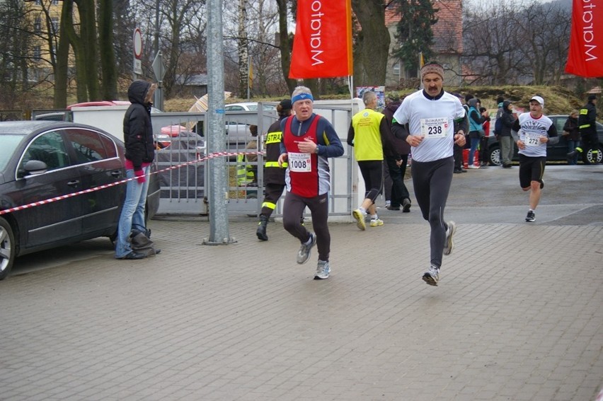 200 metrów przed metą IV Półmaratonu Ślężańskiego.