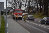 Tarnów-Tuchów. Strażacy zmywają wielką plamę oleju na drodze. Kierowcy stoją w korkach