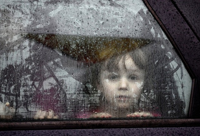 Dziecko uchodźców z Ukrainy w samochodzie na parkingu przy Centrum Pomocy Humanitarnej w Przemyślu. Trwa inwazja Rosji na Ukrainę.