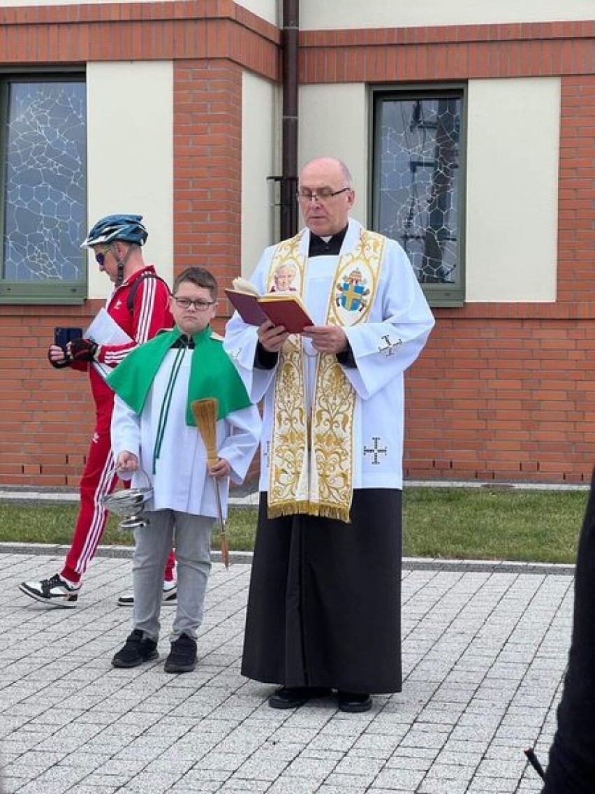 Proboszcza parafii pw. św. Jana Pawła II błogosławił...