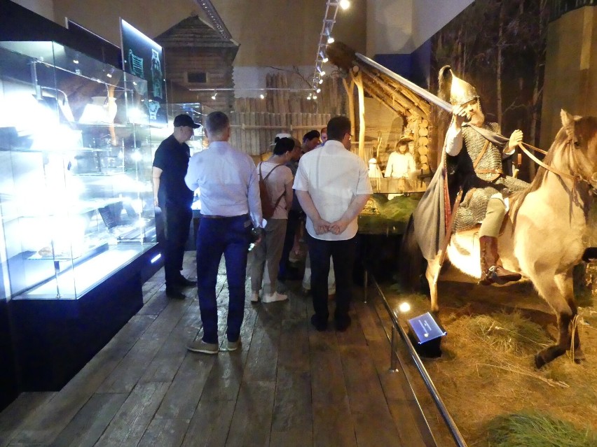 Posłowie w skansenie archeologicznym Karpacka Troja w Trzcinicy