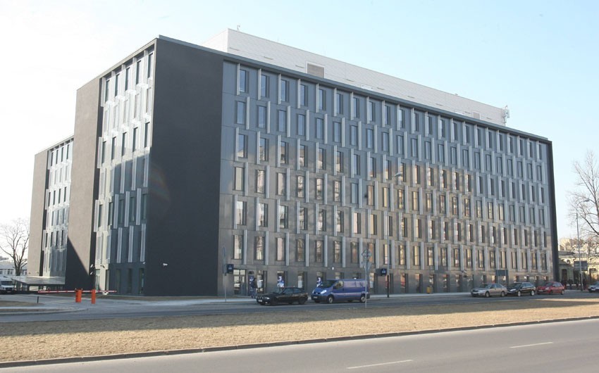 Największym obecnie kompleksem biurowym w Łodzi jest...