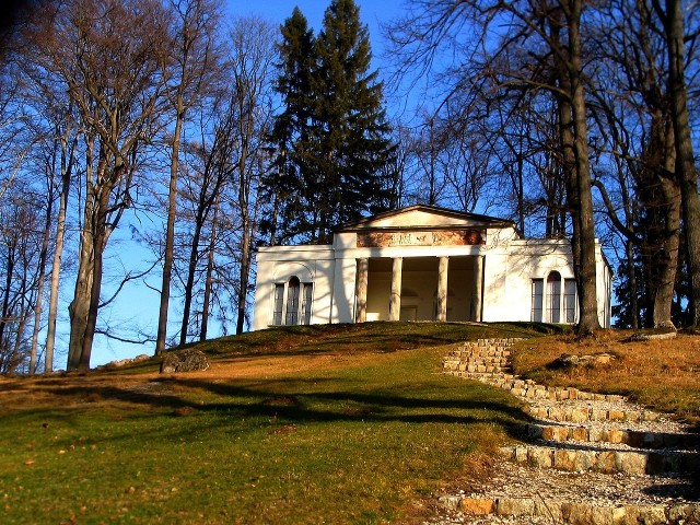 Świątynia Ateny czyli herbarciarnia hrabiny von Reden