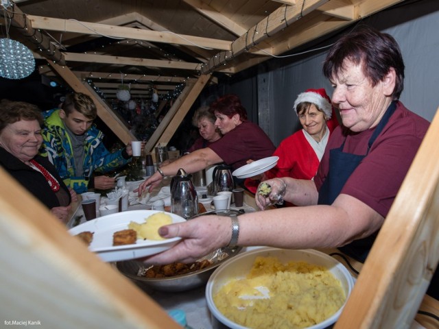 Kilkaset mieszkańców bawiło się na festiwalu choinki w Połomi