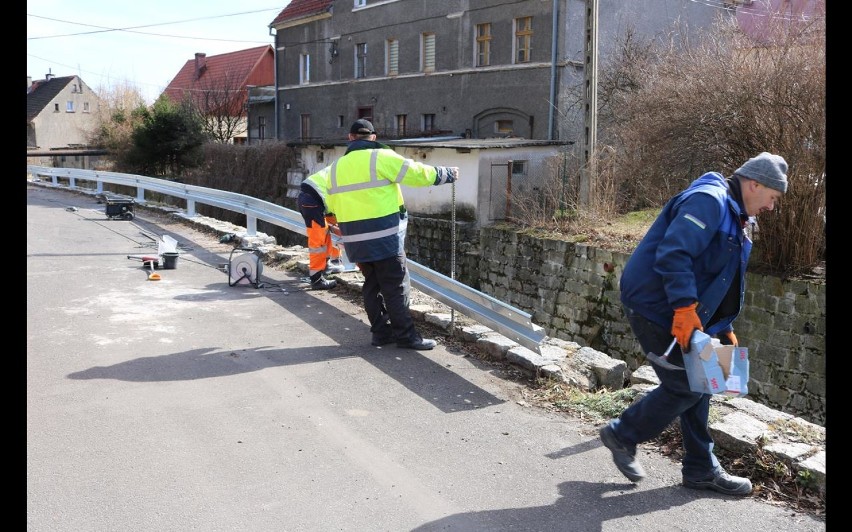 Nowa nawierzchnia na drodze do kościoła w Starych Bogaczowicach