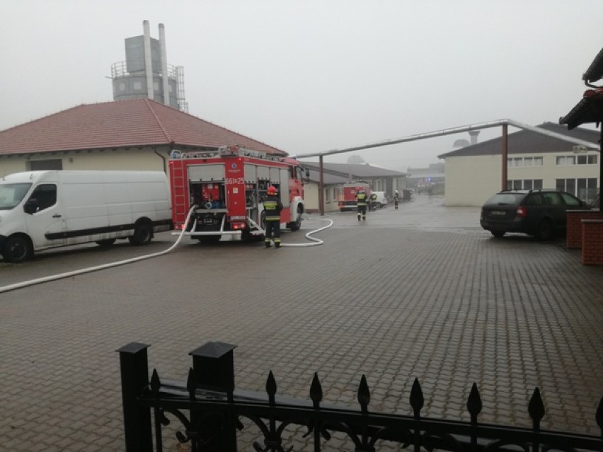 Ćwiczenia strażaków, doskonalące działania gaśnicze na obiektach zakładu „STOLPOL”