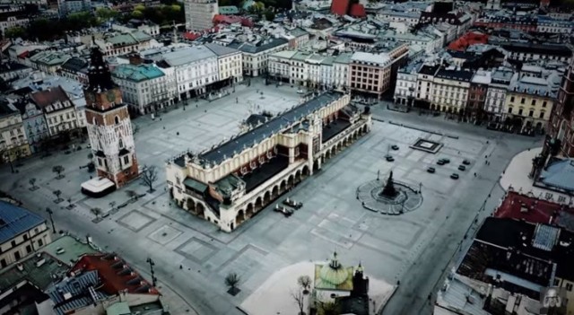 Przejmujące zdjęcia pustego miasta to teledysk do instrumentalnego utworu  „Cracow in the Crown”