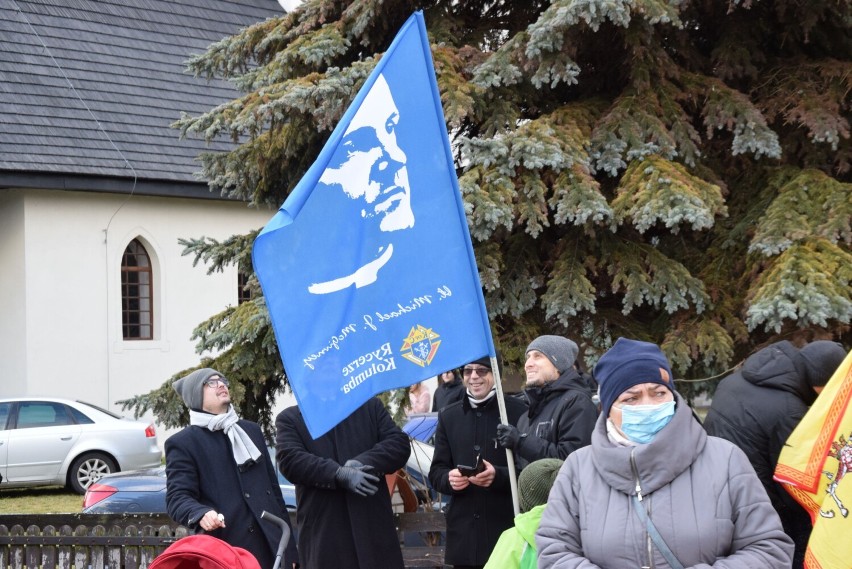 Orszak Trzech Króli 2022 w Wieluniu. Zobaczcie uroczysty przemarsz z kościoła św. Barbary do świątyni franciszkanów ZDJĘCIA