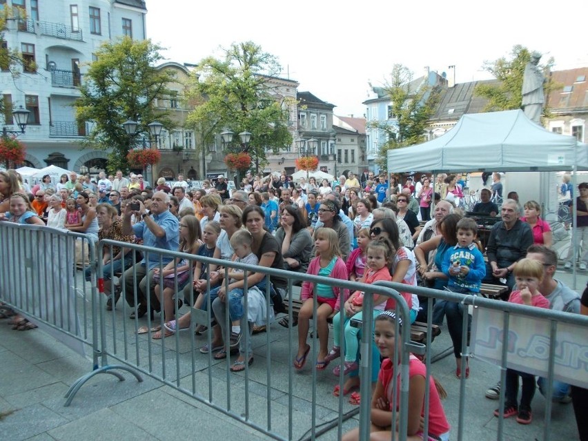 Zgromadzeni na rynku z uwagą obserwowali jak zwierzęta radzą...