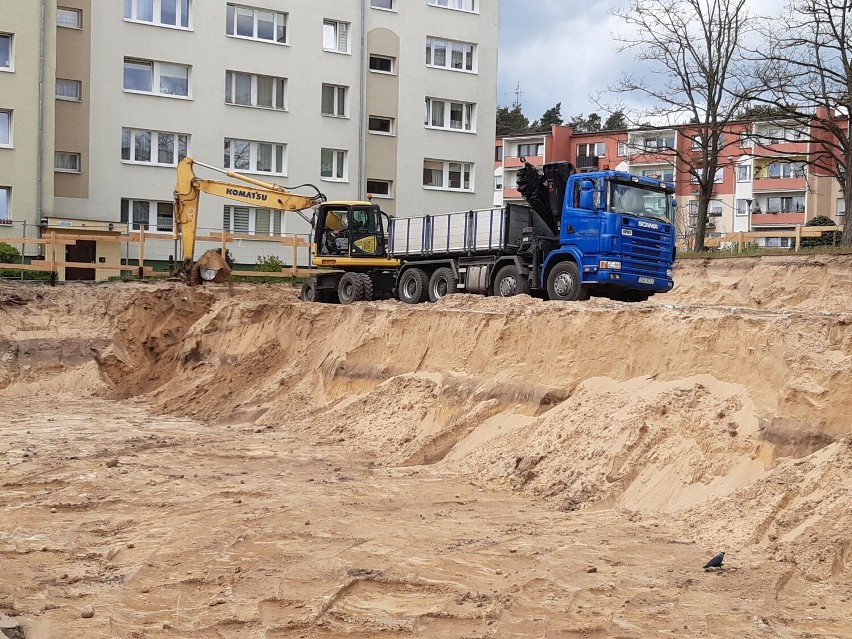 Absolutnie nowy budynek przy uroczej ulicy Akacjowej? W Goleniowie jest wielka dziura między blokami