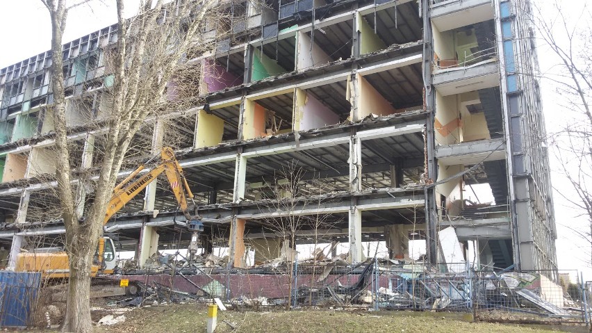 OHP Gołonóg: trwa rozbiórka budynku [ZDJĘCIA]