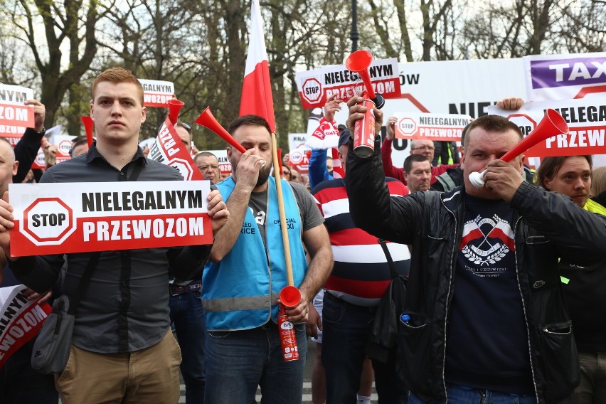 Strajk, Warszawa 2019, 8.04. Protest taksówkarzy. Jest...