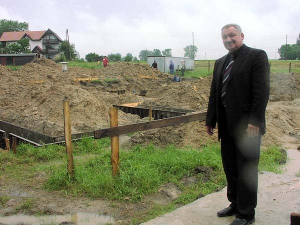 Henryk Swoboda na placu budowy nowej remizy w Pawonkowie