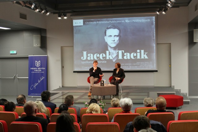Spotkanie  z Jackiem Tacikiem w chełmskiej bibliotece cieszyło  dużym zainteresowaniem mieszkańców.