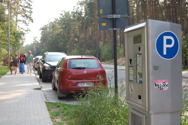 Strefy płatnego parkowania obowiązują na drogach powiatowych prowadzących do plaż, od 1 maja do 30 września, codzienne, oprócz niedziel i świąt, do godz. 19.