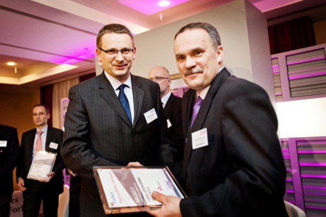 Nagrodę dla fabryki opon odebrał Andrzej Zygadło (z lewej), dyrektor ds. personalnych Firmy Oponiarskiej Dębica SA