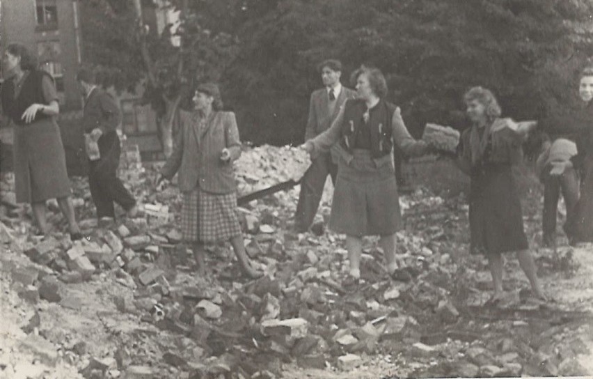 Świnoujscy pionierzy w latach 40. XX w. Poruszające zdjęcia archiwalne. Jedne z pierwszych relacji powojennego Świnoujścia